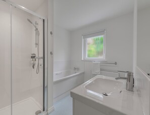 Shower, hair dryer, towels, soap - Heathercroft House-Beautiful, modern 3 bedroom house with stunning views (Fort William)