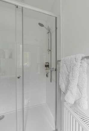 Shower, hair dryer, towels, soap - Heathercroft House-Beautiful, modern 3 bedroom house with stunning views (Fort William)