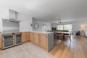 Fridge, microwave, oven, stovetop - Heathercroft House-Beautiful, modern 3 bedroom house with stunning views (Fort William)