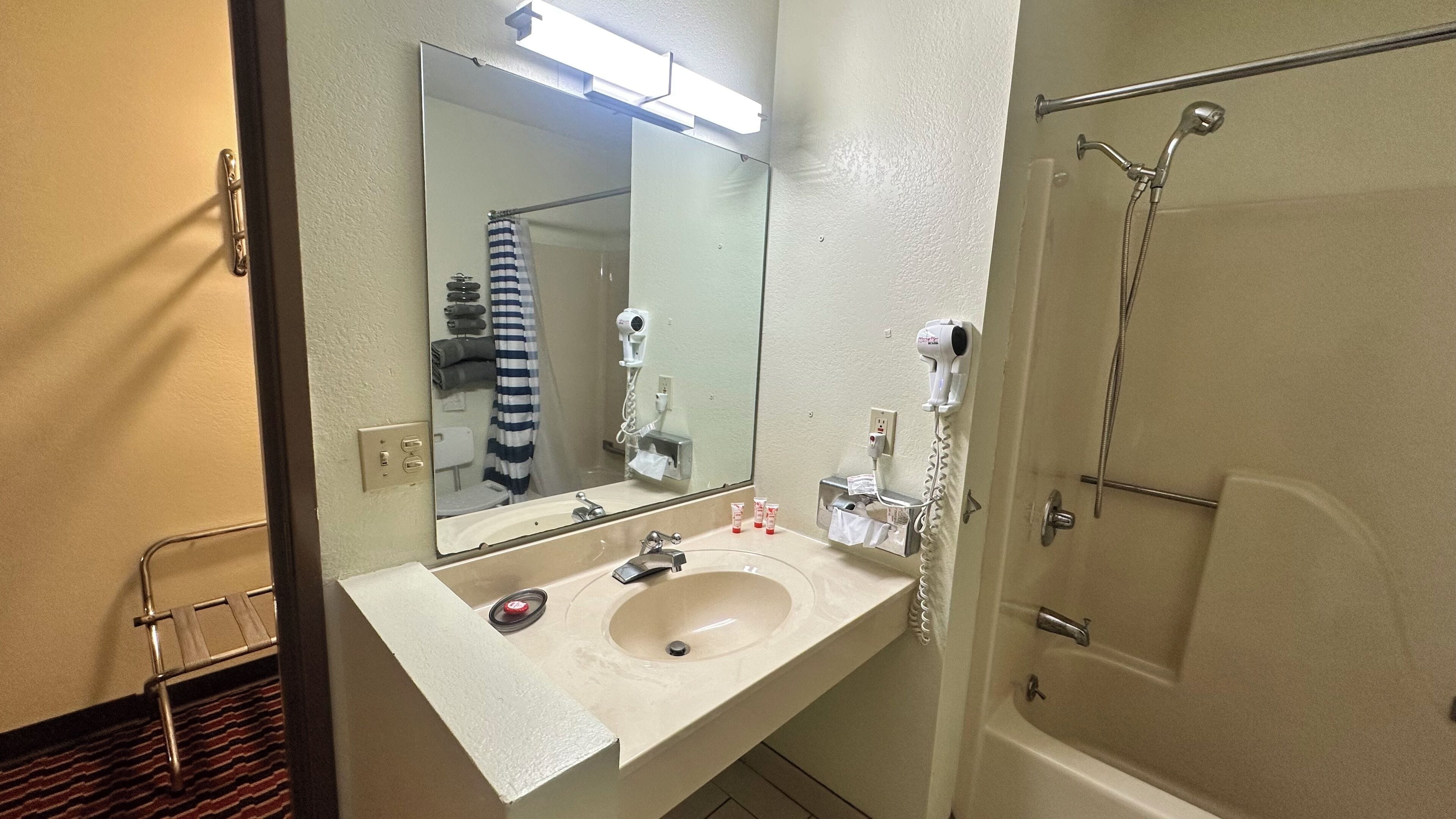 Standard Single Room | Bathroom | Free toiletries, hair dryer, towels, soap