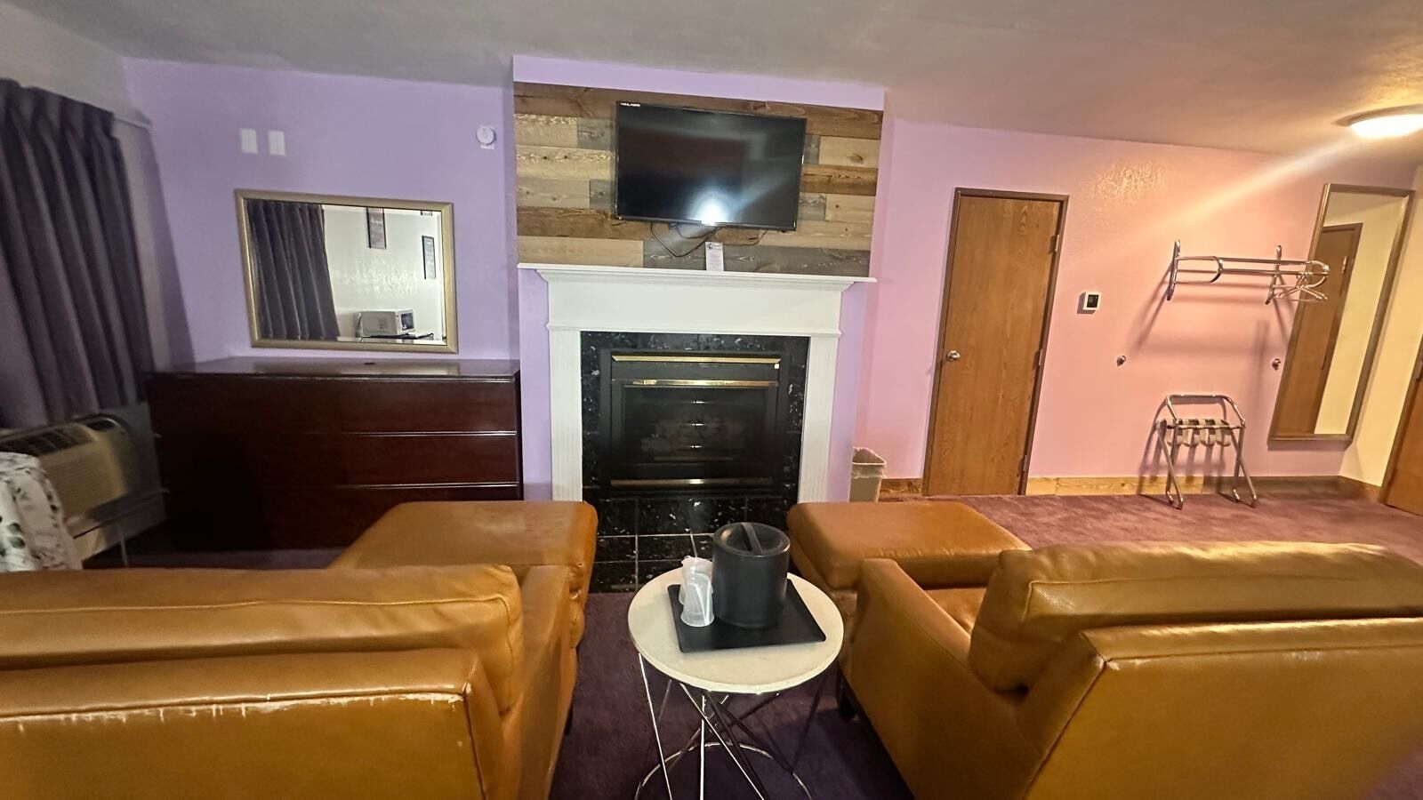 Suite Premium | Área de sala de estar | Televisión de pantalla plana de 35 pulgadas con canales por cable 