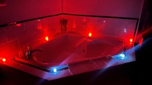 Premium Suite | Bathroom | Free toiletries, hair dryer, towels, soap - Chesaning Inn & Suites  (Chesaning)