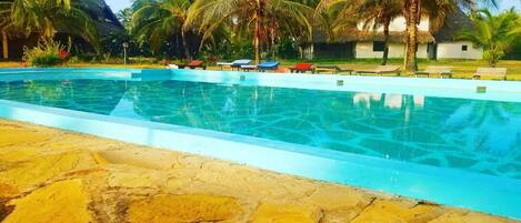 Una piscina al aire libre