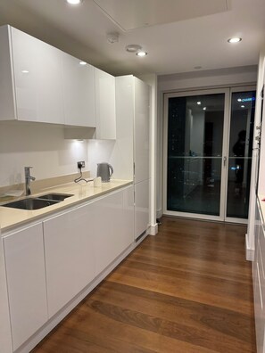 Private kitchen - Sky-High Canary Wharf Apartment – 3BR with Breathtaking Views (London)