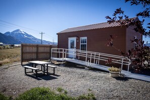 Outdoor dining - Salmonfly Cabin (Pray)