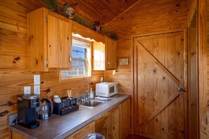 Microwave, coffee/tea maker, cookware/dishes/utensils - Salmonfly Cabin (Pray)