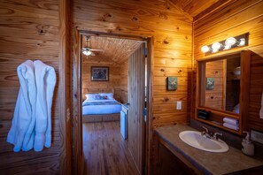 2 bedrooms, WiFi, bed sheets, wheelchair access - Salmonfly Cabin (Pray)