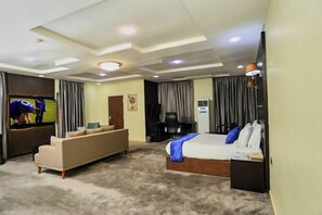 Bureau, espace de travail pour ordinateur portable