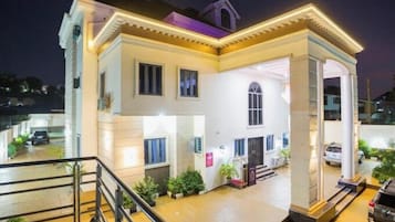 Fachada da propriedade à noite