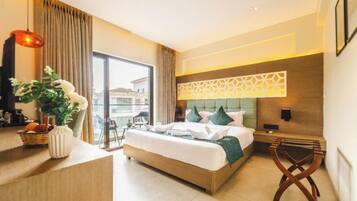 1 camera, una cassaforte in camera, una scrivania, ferro/asse da stiro