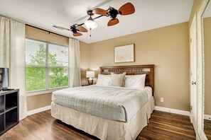 2 soverom, skrivebord, strykejern/-brett og reiseseng for barn