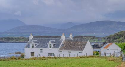 Gillean House-Spectacular beachfront property-Skye
