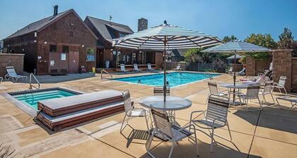 Beautiful 2-bedroom townhome with Patio, WiFi, AC