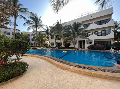 Saly Sanctuary: Modern 1-bedroom apartment with WiFi, AC, 200m to beach