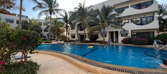 Saly Sanctuary: Modern 1-bedroom apartment with WiFi, AC, 200m to beach