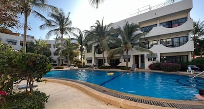 Saly Sanctuary: Modern 1-bedroom apartment with WiFi, AC, 200m to beach