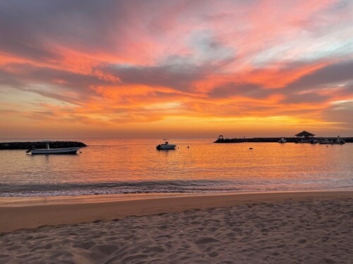 Saly Sanctuary: Modern 1-bedroom apartment with WiFi, AC, 200m to beach