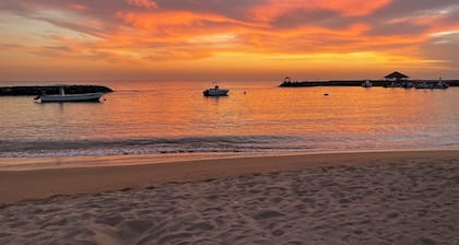 Saly Sanctuary: Modern 1-bedroom apartment with WiFi, AC, 200m to beach