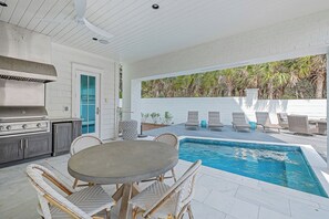 Outdoor dining - Sea Turtle Retreat|Private Beach Access|Private Pool & Golf Cart (Seagrove Beach)