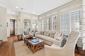 Tv, eldstad och kontor