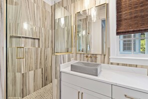 Douche, sèche-cheveux, serviettes fournies
