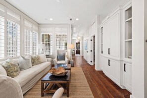 Télévision, cheminée, espaces bureaux