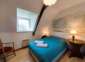 4 bedrooms, iron/ironing board, travel crib, bed sheets