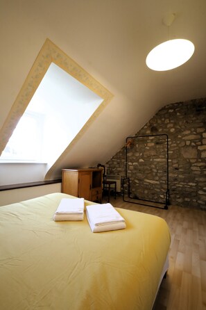 4 slaapkamers, een strijkplank/strijkijzer, reisbedje, beddengoed