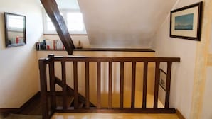 Una escalera con barandillas de madera que conduce a un piso superior.