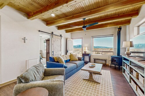 Cozy, dog-friendly home on 3 acres, with incredible views, wood stove, WIFI