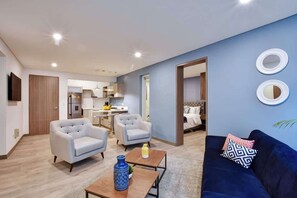 TV, offices - El Peñon | Jacuzzi + 3BR | Walk Everywhere | B101 (Cali)