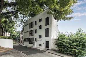 A white building with multiple windows and a sign that reads "brisas del peon."