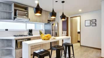 Refrigerador, microondas, horno y parrilla de estufa