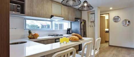 Kühlschrank, Mikrowelle, Ofen, Herdplatte