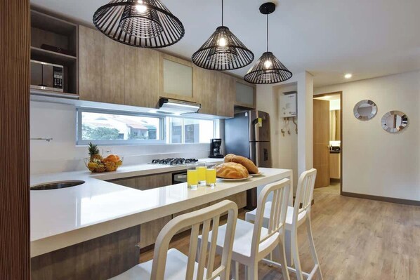 Refrigerador, microondas, horno y parrilla de estufa 