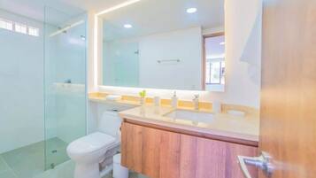 Douche, sĂšche-cheveux, serviettes fournies, shampoing