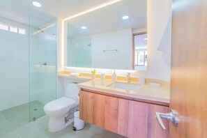Bruser, hårtørrer, håndklæder, Shampoo