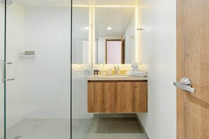 Shower, hair dryer, towels, shampoo - Gibraltar 401 | Spacious & Charming | El Peñon (Cali)