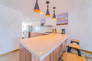 Kjøleskap, mikrobølgeovn, ovn og kokeplater