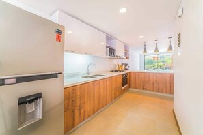 Frigorífico, microondas, horno y placa de cocina