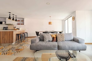 TV, offices - Gibraltar 401 | Spacious & Charming | El Peñon (Cali)