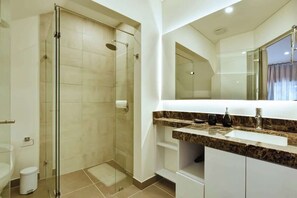 Douche, séchoir à cheveux, serviettes fournies, shampooing