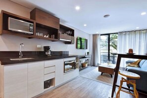 Kühlschrank, Mikrowelle, Ofen, Herdplatte