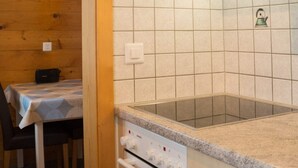 Departamento básico | Cocina privada | Refrigerador, horno y utensilios de cocina 