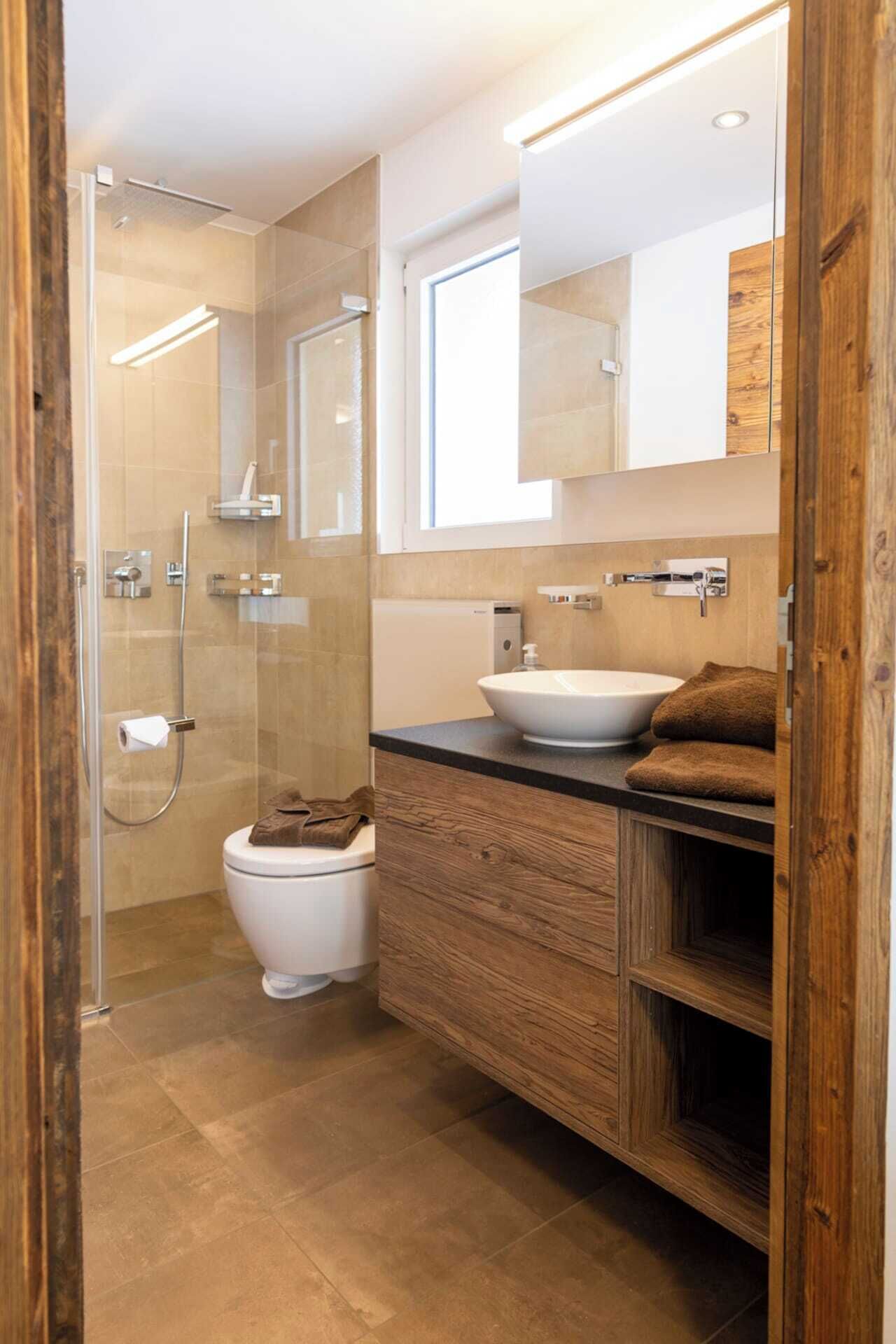 Appartamento Basic | Bagno | Doccia, asciugamani, sapone, shampoo