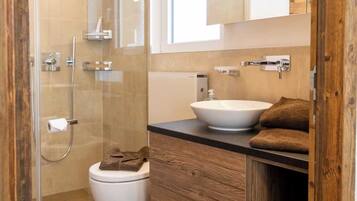 Appartamento Basic | Bagno | Doccia, asciugamani, sapone, shampoo