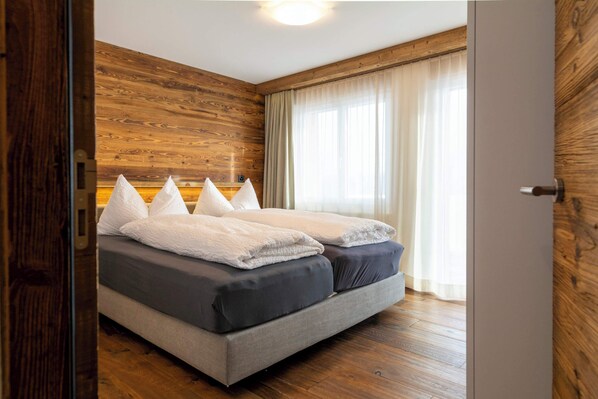 Apartamento básico | 3 dormitorios, espacio para trabajar con un portátil, ropa de cama