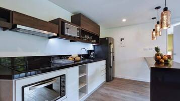 Refrigerador, microondas, horno y parrilla de estufa