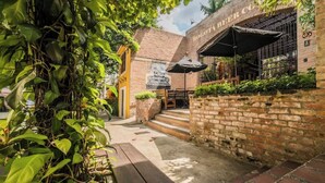Un bâtiment en briques sur lequel on peut lire l’inscription : « ROGOTIA BEER CLUB ».