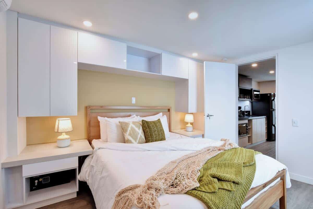 1 habitación, tabla de planchar con plancha, cuna de viaje y wifi 